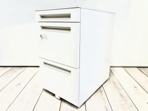 【在庫入替セール品！】平机・フリーアドレスデスクにおすすめ！！ダイヤル錠で鍵を持ち歩く手間なし！使い勝手抜群の人気デスク下3段キャビネット！
■ウチダ/STワゴンシリーズ/ホワイト　3段フリアド用ワゴン　キャスター付　D錠　※非常解錠キーは付属していないためご希望のお客様はご連絡ください。