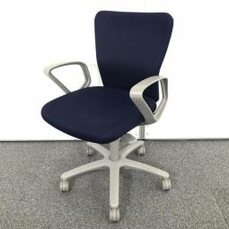 【在庫入替セール品】/オススメ(おすすめ) /人気商品【弊社使用欄：A00963245】■オカムラ（okamura）カロッツァチェア　色：ダークブルー　固定肘付き　ローバック仕様　背座面ダークブルー×シェルグレー　サークル肘　ハンガー付