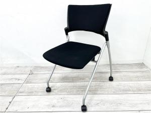 【定価約6万円】【重ねて収納可能！スペースの削減におすすめなネスティングチェア！】■イトーキ/マノス　■ネスティングチェア　■ブラック