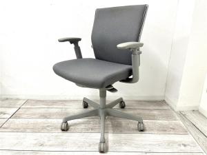 【定価約12万円】【座り心地抜群！コストパフォーマンスに優れた】■オカムラ/エスクード　■可動肘　■グレー　■肘付ハイバックチェア　■ランバーサポート　■異硬度クッション