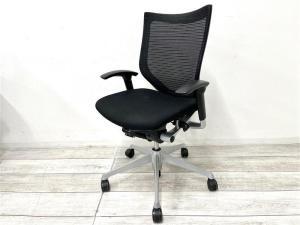 【定価約20万円以上】【長時間の着座でも疲れにくいサポート感！】■オカムラ製　バロンチェア　肘付ローバック　■ブラック　■可動肘　■メッシュ背面　【ベストなポジションが得られる先進設計！】