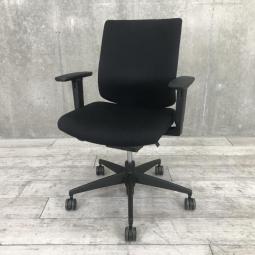 【ロングセラー商品！納得の座り心地！魔法のように売れ続けている定番のオフィスチェア！】■コクヨ（KOKUYO）　ウィザード（wizard）チェア　ローバック仕様　肘付　■色：ブラック