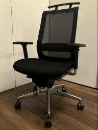 【在庫入替セール品】人気/定番　　コクヨ（KOKUYO）　エアフォート (AIREORT)　　ハイバック肘付き　　可動肘　背面メッシュ　ハンガー付き　ブラック　※千葉店撮影商品