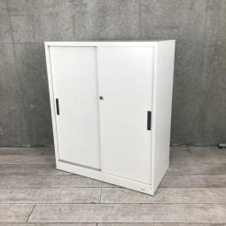 【手狭オフィスで大活躍！導線を確保できる引き違い戸のキャビネット！】■オカムラ（okamura）　ヴィラージュシリーズ　引き違い書庫　2枚扉　■シリンダー錠　■ホワイト【弊社使用欄：A00996769】【KN】