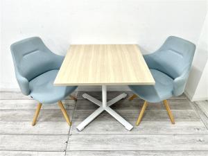 【セット商品】【定価約20万円以上】【木目天板の角テーブルとミーティングチェアのセット！】■コクヨ/ビエナ　■ナチュラル天板/ホワイト脚　■角テーブル　キャスタｰ付き　　■休憩室・リフレッシュルーム ■オカムラ/ライブス　■肘付ミーティングチェア　ライトブルー　■木製脚※セット商品のため配送料は要相談になります。