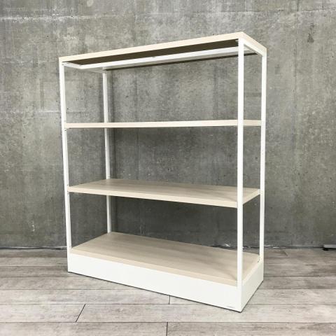 【物を置くことはもちろん、空間をさりげなく仕切るパーテーションにもなるシェルフです！】■オカムラ(okamura)製　ライブス（Lives）シェルフ　スチールラック　W1200×D450×H1410㎜　■フレーム：ホワイト　棚：ナチュラル木目調　■ABW