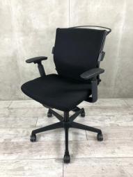【A00980203】【大人気！体を守る「エスクード」！長時間のデスクワークもこのチェアとなら戦える！】■オカムラ (Okamura）製　エスクード (ESCUDO)　肘付きローバック　■可動肘　■ハンガー付　■ブラック【IB】