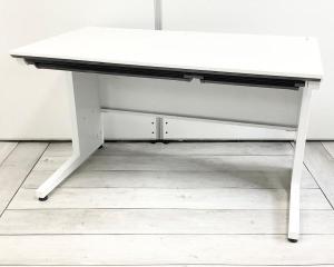 定番のホワイト平デスク！引出付でちょっとした書類や備品の管理も可能！
■コクヨ/IS/ホワイト　人気の横幅1200㎜タイプ！