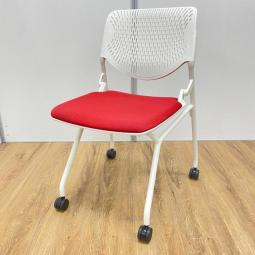 【在庫入替セール品！】軽快なデザインとカラーが人気！　横に重ねられるミーティングチェア！
■オカムラ/ルナ/レッド×ホワイトフレーム