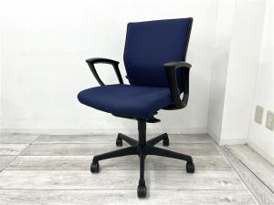 【在庫セール品】【定価9万円】【オフィスの定番チェア！起業や入替に！長時間のデスクワークもランバーが快適にサポート！】■オカムラ (okamura)製　エスクードチェア (ESCUDO)　肘付ローバック　■サークル肘　■色：ダークブルー