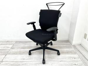 【定価約11万円】【大人気！体を守る「エスクード」！長時間のデスクワークもこのチェアとなら戦える！】■オカムラ　エスクード (ESCUDO)　肘付きローバック　■可動肘　ハンガー付き　■ブラック