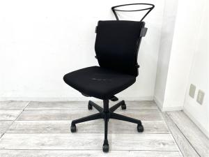 【定価約11万円】【大人気！体を守る「エスクード」！長時間のデスクワークもこのチェアとなら戦える！】■オカムラ　エスクード (ESCUDO)　肘無ローバック　■ハンガー付き　■ブラック