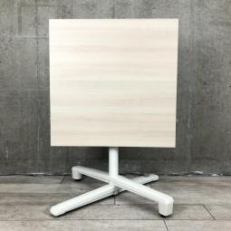 使い勝手抜群の人気角テーブルが入荷！天板跳ね上げが可能で収納も便利！打合せの場やリフレッシュスペースにおすすめ！
オカムラ/ライブスミーティングテーブル（Lives Meeting Table）/天板：プライズウッドライト/脚：ネオホワイト　スタックテーブル(フラップタイプ)　キャスターロック付き　W750角　正方形テーブル