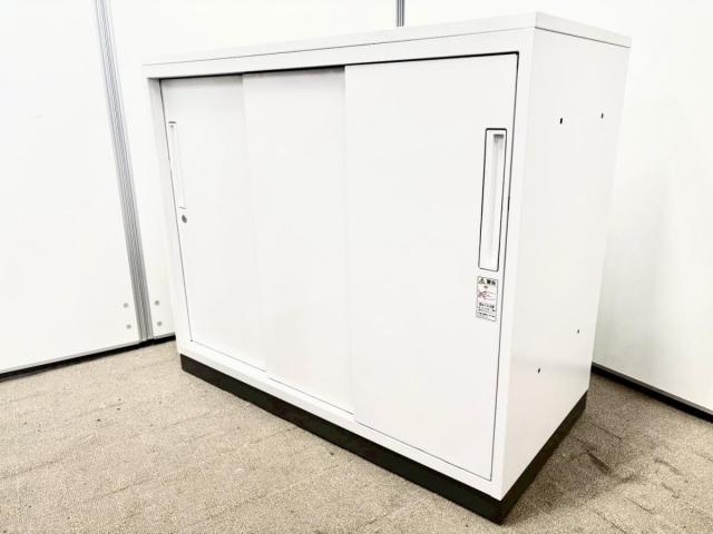 窓下のデットスペースに最適なキャビネット入荷しました！使い勝手抜群でおすすめの3枚引き戸書庫！
■コクヨ/エディア/本体：ホワイト　天板：ホワイト　ベース：グレー