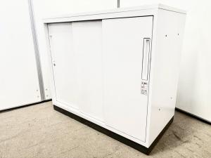 窓下のデットスペースに最適なキャビネット入荷しました！使い勝手抜群でおすすめの3枚引き戸書庫！
■コクヨ/エディア/本体：ホワイト　天板：ホワイト　ベース：グレー