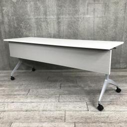 【在庫入れ替えSALE】【3人用での使用にオススメ】■内田洋行製　パラグラフ　スタックテーブル　横幅1800ｍｍ奥行600ｍｍ　 　■ホワイト　■キャスター付　幕板付き【天板跳ね上げ式でコンパクトに収納】【キャスター付きで移動も楽々！】@tikusa-kamiya3
