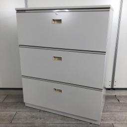 【在庫入れ替えSALE】【A4ファイルも沢山収納可能！ホワイトカラーの人気シリーズ３段ラテラル書庫！】■イトーキ　シンライン (THIN LINE)　３段ラテラル書庫　ローキャビネット　■ホワイト　■シリンダー錠　■天板付