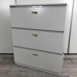【在庫入れ替えSALE】■多少日焼け有のためお安くなっております■【A4ファイルも沢山収納可能！ホワイトカラーの人気シリーズ３段ラテラル書庫！】■イトーキ（ITOKI）製　シンライン (THIN LINE)　3段ラテラル書庫　ローキャビネット　■ホワイト　■シリンダー錠〈岐阜・愛知・三重・静岡・福井〉