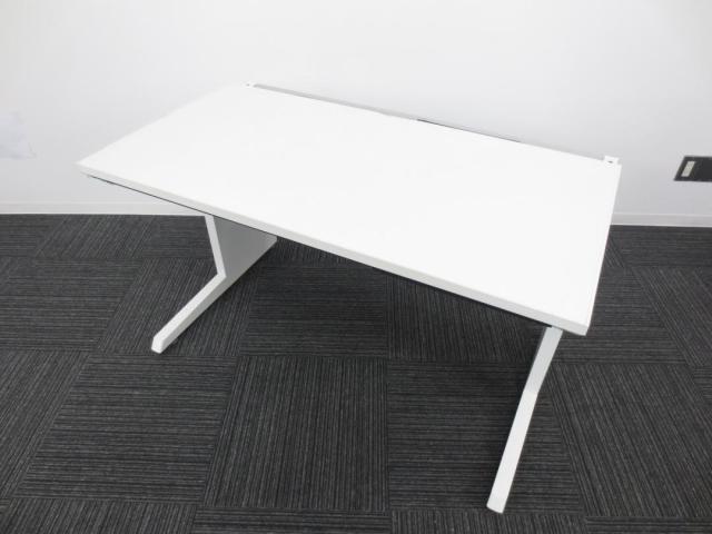【おつとめ品】【配線カバー無し】【配線カーバーの有無を気にしない方にお勧め！】イトーキ製　CZR　平机　幅1200㎜　高さ720㎜　大人気ホワイトカラータイプ