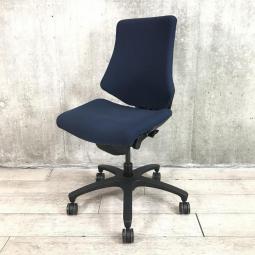 【姿勢の変化にフレキシブルに対応！スタイリッシュなデザインのメッシュチェア！】■イトーキ（ITOKI）　エフチェア　ローバック　肘無し　■クロスタイプ　■ネイビーブルー【2506】弊社使用欄【A01020864】