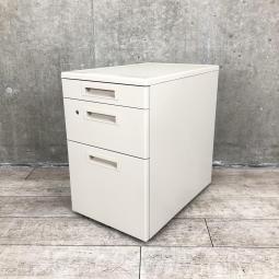 【高品質で人気のKOKUYO製品！スタンダードなデザインで使いやすい！】■コクヨ（KOKUYO）製　ピクサシリーズ (PIQUSA)　3段ワゴン　デスクインワゴン　■高さ610mm　■ニューグレー　■シリンダー錠〈岐阜・愛知・三重・静岡・福井〉