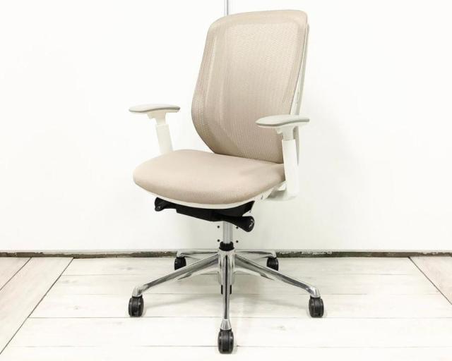 【外部倉庫在庫品】前傾機能チェアの代名詞が大量入荷中！おすすめの大人気チェア！
■オカムラ/シルフィーメッシュ/ベージュ　ホワイトボディ　アジャストアーム アームレスト付 【AO】【TOGS】