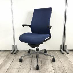 【手元のレバーで上下昇降が可能！スタイリッシュなコクヨ製の定番シリーズ！】■コクヨ（KOKUYO）製　エムフォー（M4）チェア　肘付き　ハイバック　■ミディアムブルー×ブラックシェル　■固定肘【弊社使用欄：A01011014】