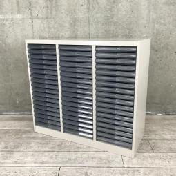 【書類・備品整理の必需品のクリスタルトレーが入荷！】■コクヨ（KOKUYO）製　ローキャビネット　クリスタルトレー　トレー書庫■3列×浅型18段　■ニューグレー 【大容量！】〈岐阜・愛知・三重・静岡・福井〉