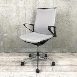 【定価約15万円】【機能とデザインが融合した包み込む座り心地！モダンなオフィスの執務用としてもお勧め！】■オカムラ（okamura）　モード（mode）チェア　ハイバック　肘付き　■クロスタイプ　■固定肘　■ライトグレー