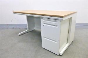 【広々としたワークスペースを確保できる平デスク+ワゴンの片袖机セットが入荷いたしました！】　■オカムラ（okamura）製　アドバンス(advance)シリーズ　■木目ナチュラル天板×ホワイトボディ　■引出し付　※ワゴンは在庫状況によりメーカー、シリーズが変動する場合がございます。