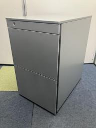 【在庫入れ替え】シリンダー錠　スキップシルバー色　A4ファイル×２段＋ペントレーの3段収納　鍵1本付き　オカムラ　プロユニット