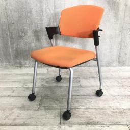 【定価約6万円】【シンプルスマートなスタッキングチェア！分厚いクッションで長時間でも快適な座り心地！】■コクヨ（KOKUYO）製　プロッティ（Protty）　スタッキングチェア　肘付ミーティングチェア　■固定肘　■キャスター付　■オレンジ