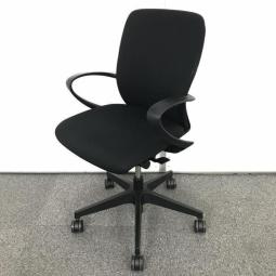 【在庫セール品・1脚限定】■イトーキ(ITOKI)　フルゴ(FULGO)　肘付ローバックチェア　　■ブラック　■固定肘(サークル肘)　【大人気のフルゴシリーズ！シンプルデザインなので使いやすい！】