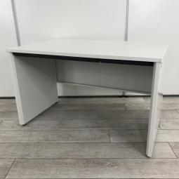 【定価約8万円】【パネル脚が珍しい、シンプルなオフィスデスク！】 ■ITOKI（イトーキ）　CZRシリーズ　平机　■ホワイト　■引出付き　幅：1200mm　■配線孔 　■パネル脚　片面フリアド　【W】