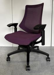 【在庫セール品・2脚限定】■イトーキ（ITOKI）製　エフ（f）チェア　肘付き　ハイバック　■メッシュバック　■可動肘　■パープル × ブラックシェル　【スタイリッシュなデザインのメッシュチェア！姿勢の変化にフレキシブルに対応！】