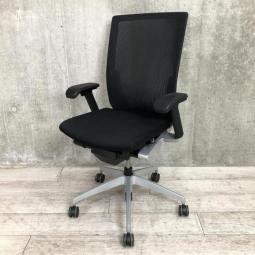 【在庫入替セール品】風のような柔らかな座り心地！背もたれが高く、使い勝手のよい機能がしっかりついてます！スタイリッシュなストライプレイヤー！【弊社使用欄：A00983367】【KN】
■イトーキ/ヴェント/ブラック【管理番号：A00983367】