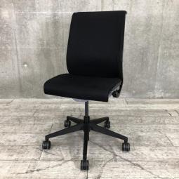 【在庫入替セール品】【定価約10万円】【ワイヤーが体にフィットするアメリカ発の大人気商品！長時間の着座ストレスを軽減！】 ■スチールケース製　シンクチェア(think)　肘無しハイバック　■背：布張エボニー　■ブラック
