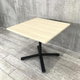 【木目デザインのカフェテーブル！】■コクヨ製　ミーティングテーブル　W800×D800×H720mm　角型　木目天板　ブラック脚 　■フレキシブルに使える！便利なキャスター付！