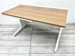 【定価約9万円】【ワイヤリング機能が充実！清潔感のあるホワイトカラーにおしゃれなナチュラル天板の平机！】■オカムラ(okamura)　アドバンスシリーズ　平机　幅1200㎜　■天板：ナチュラル/本体：ホワイト【※右側引き出し無しタイプ】