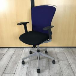 【ローコストチェアの定番！】■イナバ（inaba）　バルチェ（Valche）　ハイバック　肘付き　■可動肘　■背面ブルー × 座面ブラック　ライトグレーシェル　■ハンガー付き 【使いやすいスタンダードなデザイン】
