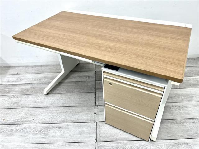 【セット商品】【定価約17万円】【お洒落なナチュラルカラーのワゴンと平机のセット！】■オカムラ(okamura)　アドバンスシリーズ　平机　幅1200㎜　■天板：ナチュラル/本体：ホワイト【※右側引き出し無しタイプ】　■オカムラ（okamura）プロステージシリーズ　３段ワゴン　■色：本体/ホワイト　正面/木目ナチュラル　■シリンダー錠　※セット商品のため配送料要相談