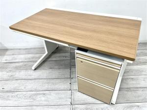 【セット商品】【定価約17万円】【お洒落なナチュラルカラーのワゴンと平机のセット！】■オカムラ(okamura)　アドバンスシリーズ　平机　幅1200㎜　■天板：ナチュラル/本体：ホワイト【※右側引き出し無しタイプ】　■オカムラ（okamura）プロステージシリーズ　３段ワゴン　■色：本体/ホワイト　正面/木目ナチュラル　■シリンダー錠　※セット商品のため配送料要相談