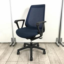 【理想的な作業姿勢で快適な座り心地！デスクに納まりの良いコンパクト設計！】■イトーキ(ITOKI)製　ノナ（nona）チェア　肘付ハイバック　背面メッシュ　■サークル肘　■ネイビーブルー×ブラックシェル　※スレ有【弊社使用欄：A01019053】