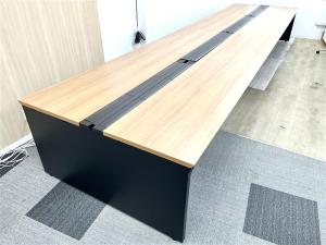 【定価約20万円以上】【オシャレなブラックフレームにナチュラル天板のフリーアドレスデスク】■プラス/ステージオフリー　■ブラックフレーム/ナチュラル天板　■配線口　■ABW