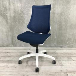 【スタイリッシュで座り心地も抜群！高機能チェア入荷！】■イトーキ（ITOKI）製　エフ（f）チェア　肘無しハイバック　■メッシュ背面　■ネイビーブルー × ホワイトフレーム【弊社使用欄：A01017463】