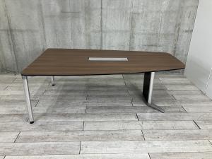 【高級溢れる大型テーブル！】【横幅2100mmタイプで6～8名様のご使用にオススメ！】■オカムラ(okamura)製　ミーティングテーブル　会議用　大型　■木目ナチュラル　■配線口　■片側脚板付き