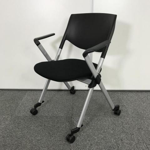 【会議室におすすめ！折り畳んで横に重ねて収納することが可能！】■オカムラ(okamura)製　リータ（LITA）チェア　肘付　ミーティングチェア　ネスティングチェア　会議用　■キャスター付　■ブラック