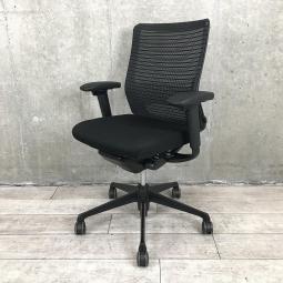 【関東倉庫在庫品】【オフィスにオススメの疲れにくいチェア！】■オカムラ製　コーラル　肘付ミドルバックチェア　■ブラック【弊社使用欄：A00984465】【ECBMC】【在庫入替セール品につき限定特価！】