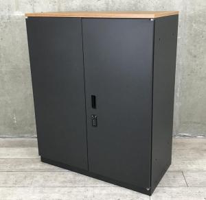 【スタイリッシュなブラックカラー！オシャレな木目調天板！人気のダイヤル錠タイプ！】■イトーキ　シンラインシリーズ　両開き書庫　木目天板付き　■書庫の上がちょっとした作業スペースに！