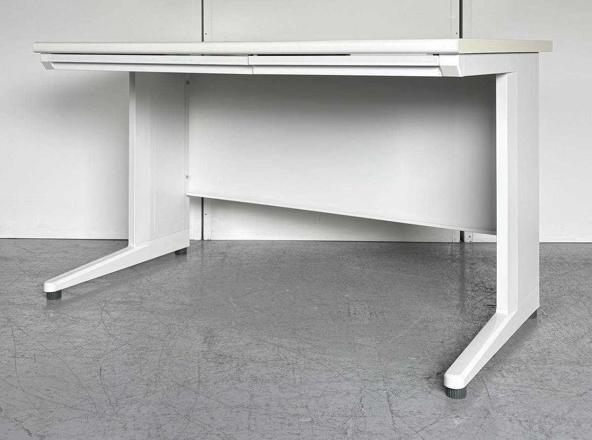 【在庫入替セール】【2台限定】【事務用に人気のW1200サイズ！L字タイプの脚なので足元も広々！】■木製天板　平机　■ホワイト　■配線口　■引出し付
                        その他シリーズ
                                    中古
            